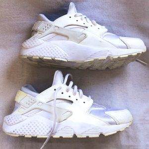 NIKE HUARACHE SHOES